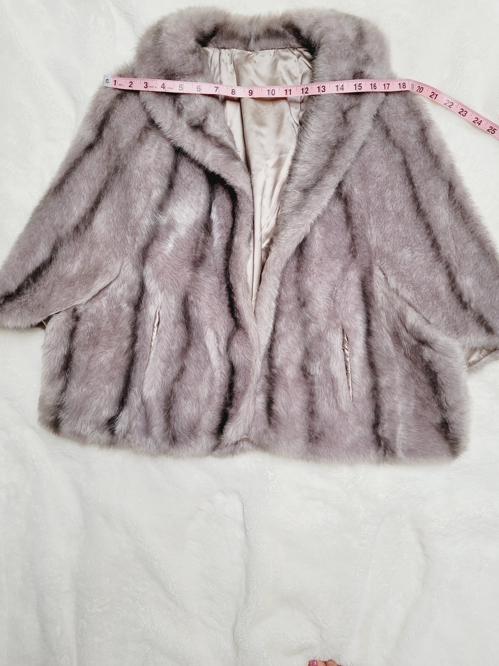 Vintage Luxurious Grey Faux Fur Short Cape- Elegant Women's Jacket - Picture 7 of 7